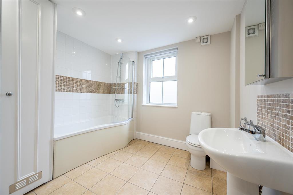 Family Bathroom 1