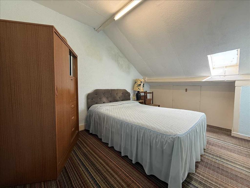 Bedroom (rear)