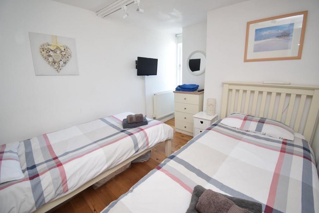 Bedroom 2.JPG