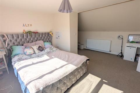 33 Broadley Crescent, Halifax, HX2 0RL