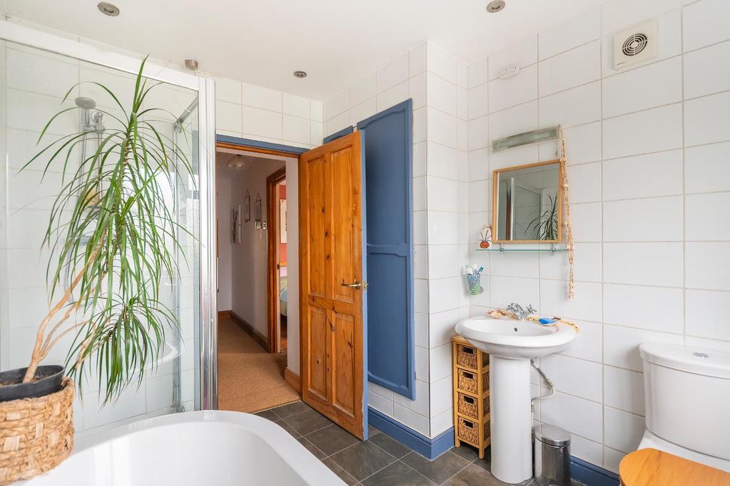 1 B0 H9 HN - Bathroom B.jpg