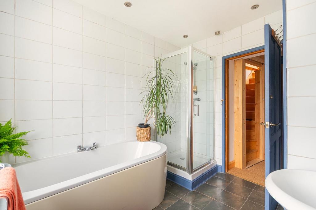 1 B0 H9 HN - Bathroom A.jpg