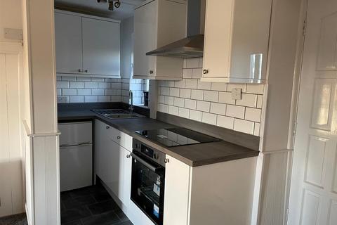 2 bedroom terraced house to rent, Hill Top Road, Bradford BD13