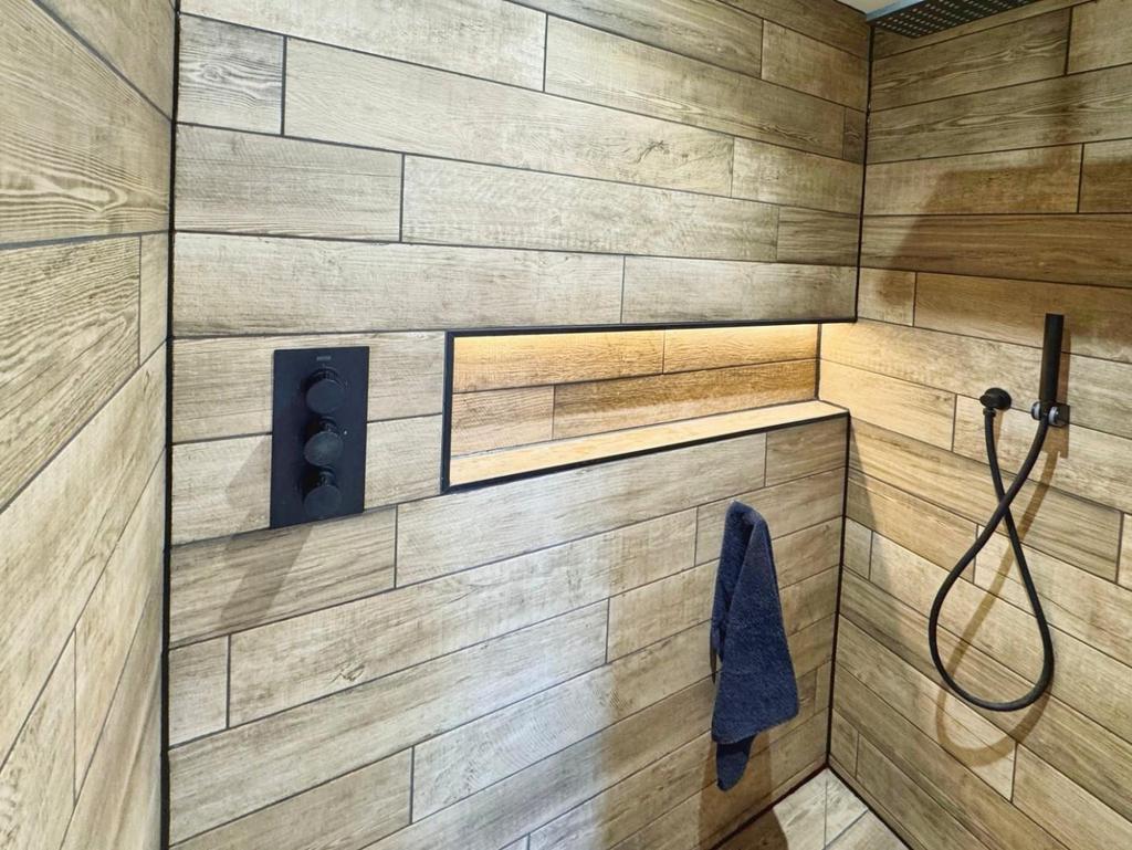 Family Bathroom Shower.jpg