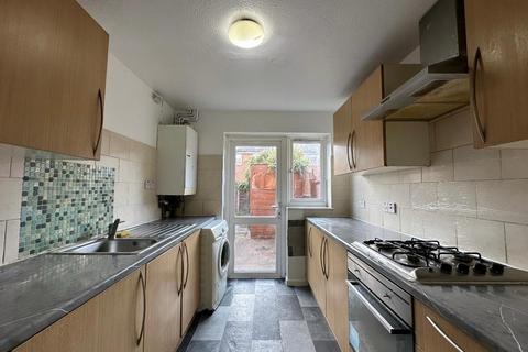 3 bedroom terraced house to rent, Liverpool Road, London E16