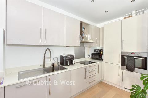 2 bedroom apartment for sale, Queens Road, East Grinstead, West Sussex