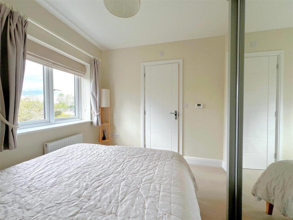 Bed 1 towards ensuite.jpg