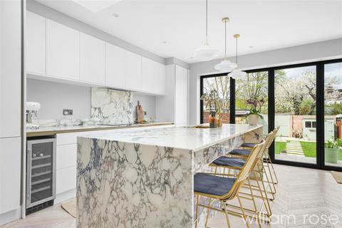 4 bedroom terraced house for sale, Lake House Road, London E11