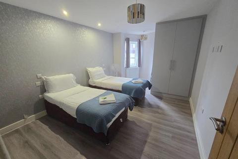 2 bedroom apartment to rent, Bath Road, Hounslow TW3