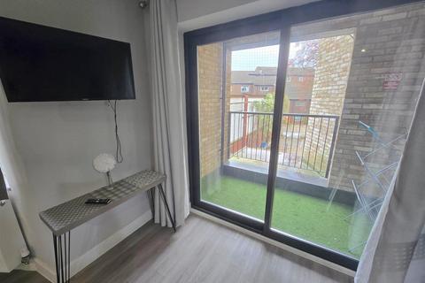 2 bedroom apartment to rent, Bath Road, Hounslow TW3