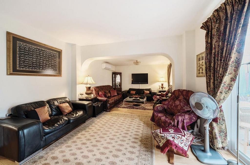 Davidson Frost-Wellings, DFW, Chandos Court, Stanm