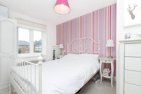 2 bedroom flat to rent, Fuller Close, Shoreditch E2