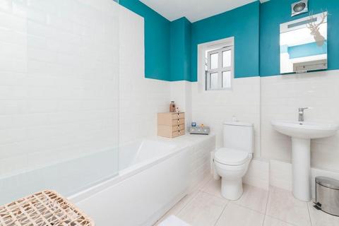 2 bedroom flat to rent, Fuller Close, Shoreditch E2