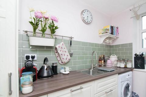2 bedroom flat to rent, Fuller Close, Shoreditch E2