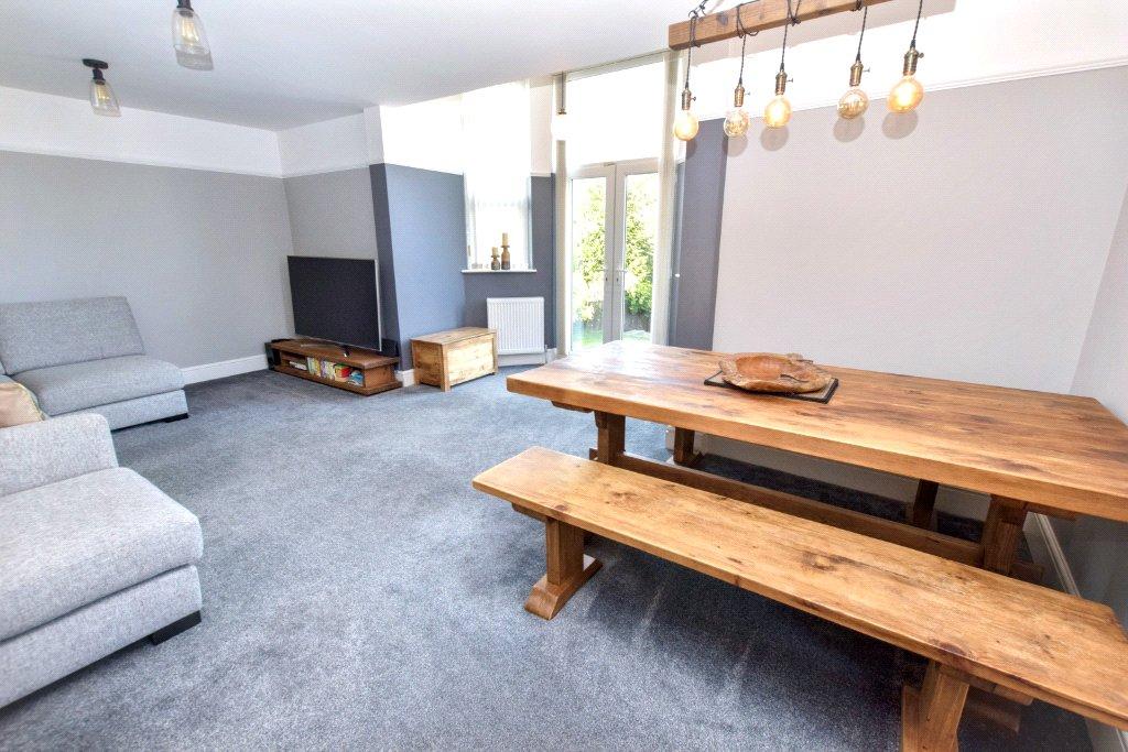 Lounge/Dining Area