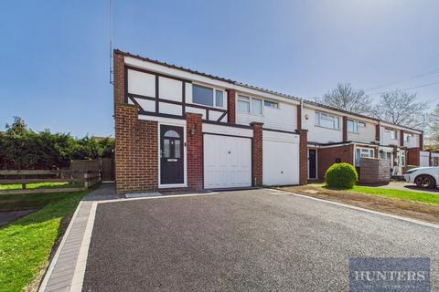 3 bedroom end of terrace house to rent, Atherstone Close, Cheltenham