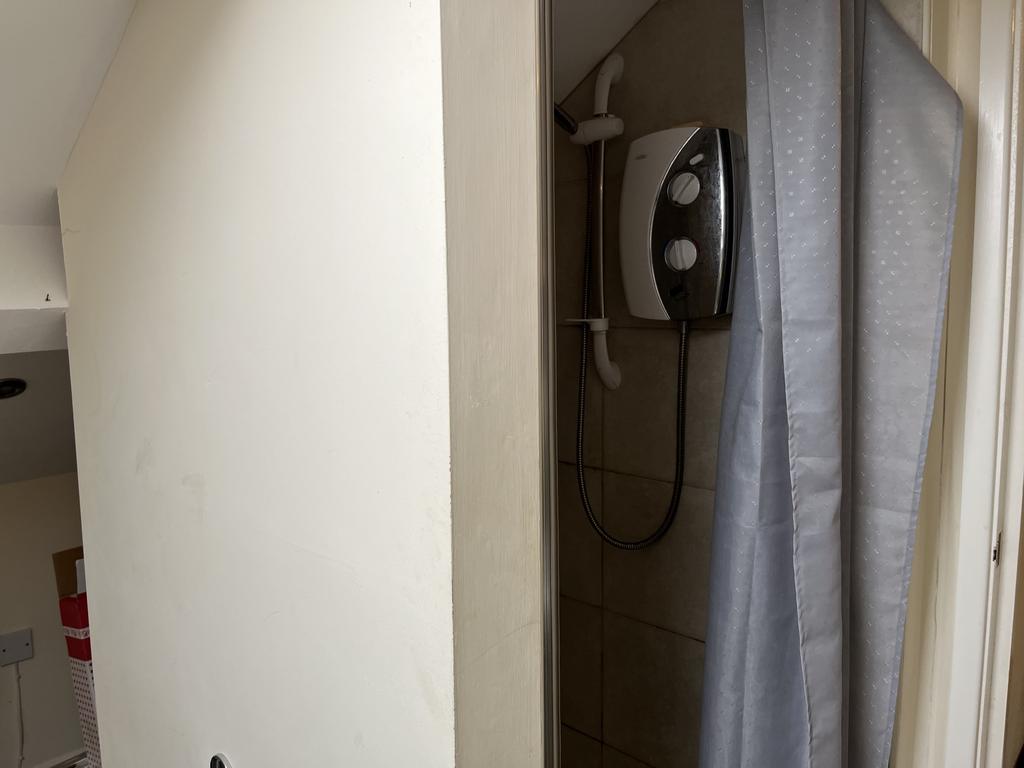Shower room photo 2