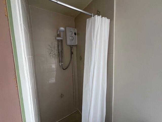 F5, 6 VR Bathroom2.jpg