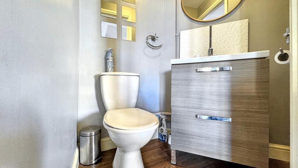 This well-maintained single toilet features mod...