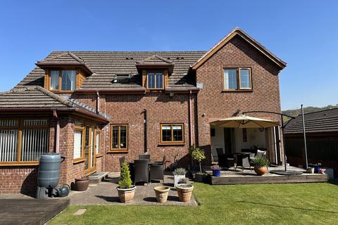 4 bedroom detached house for sale, Tawe Park, Ystradgynlais, Swansea.