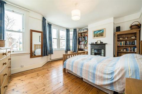 13 Wallbutton Road, London, SE4 2NX