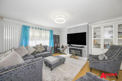 3 bedroom semi-detached house for sale, Dee Way, Romford, RM1
