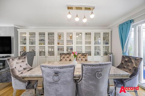 3 bedroom semi-detached house for sale, Dee Way, Romford, RM1