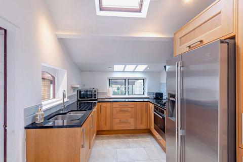 8 Harrow Close, Dorking, RH4 3BB
