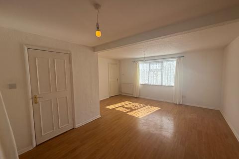 3 bedroom semi-detached house to rent, Beaumont Crescent, Brackley NN13