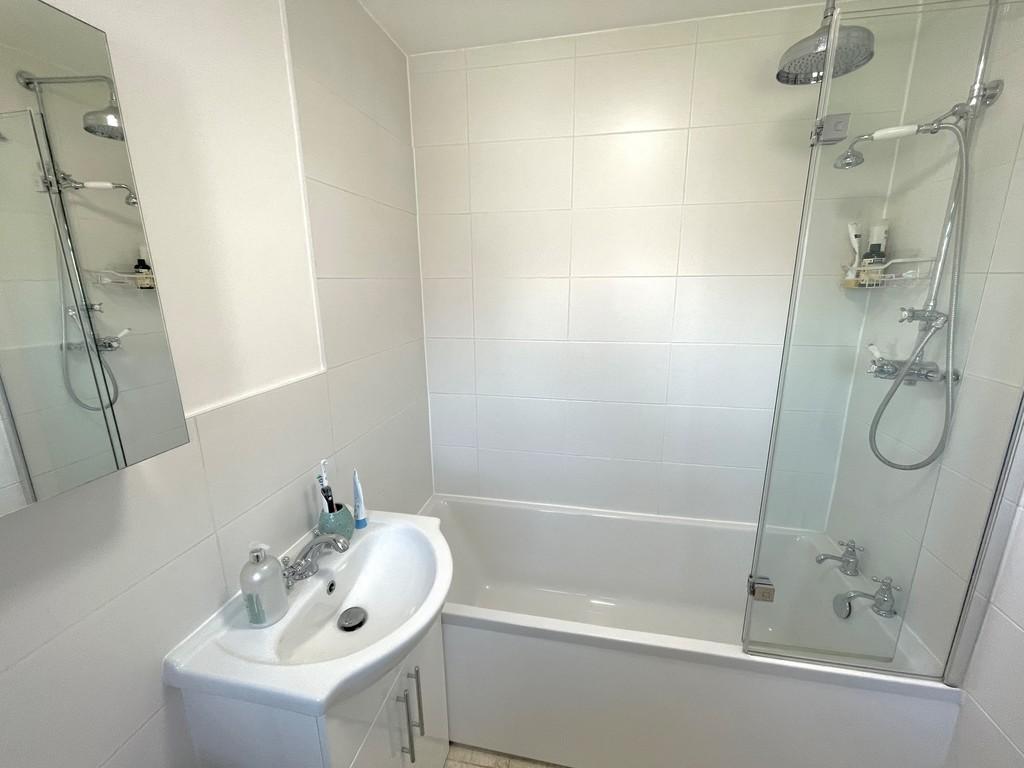5 Ffynches Lodge Bathroom 2
