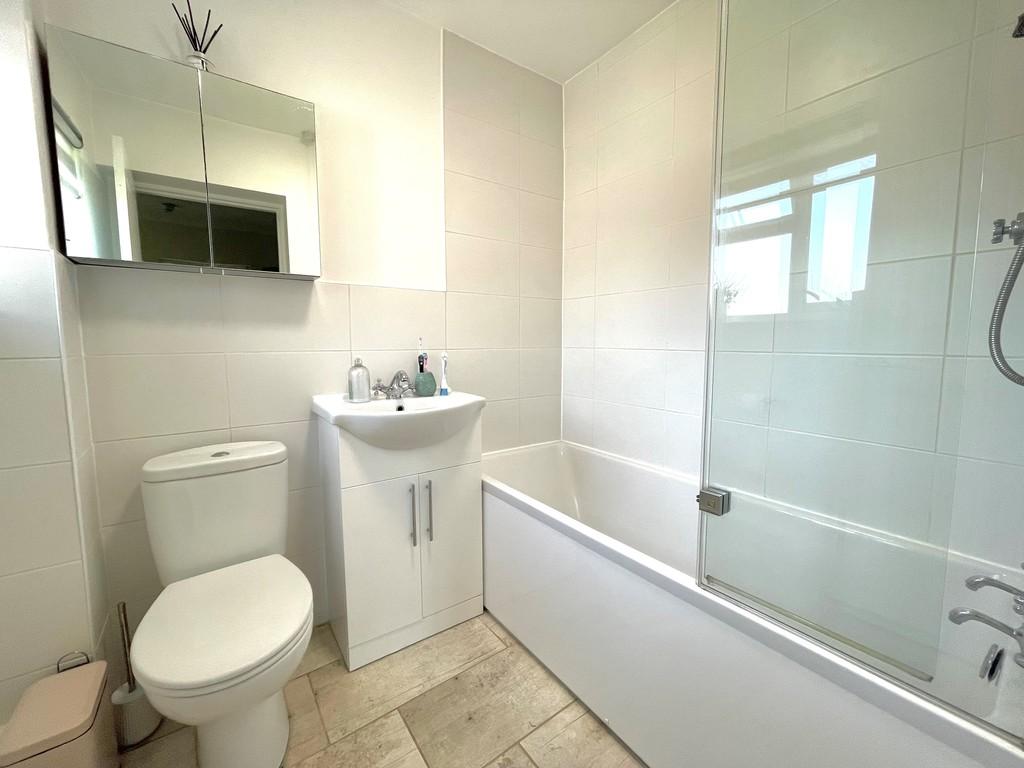 5 Ffynches Lodge Bathroom 1