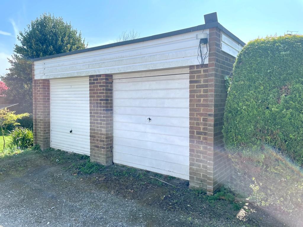 5 Ffynches Lodge Garage