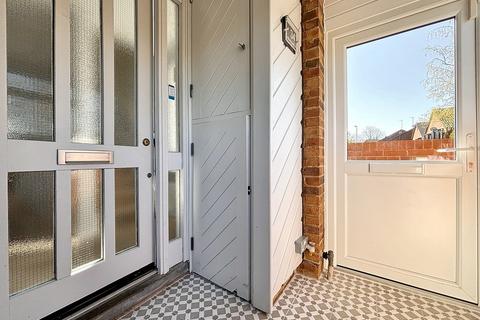34 Nineacres Way, Coulsdon, CR5 2SG