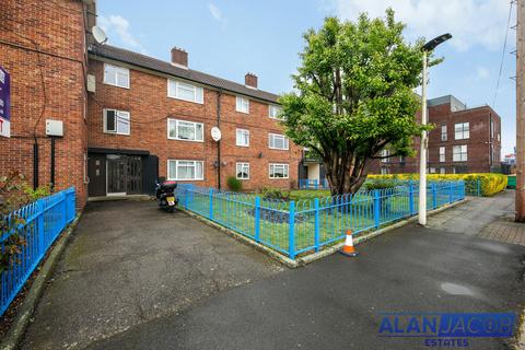 3 bedroom terraced house to rent, Canning Town, London E16