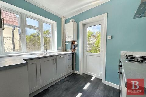 3 bedroom semi-detached house to rent, Lower Bevendean Avenue, Brighton