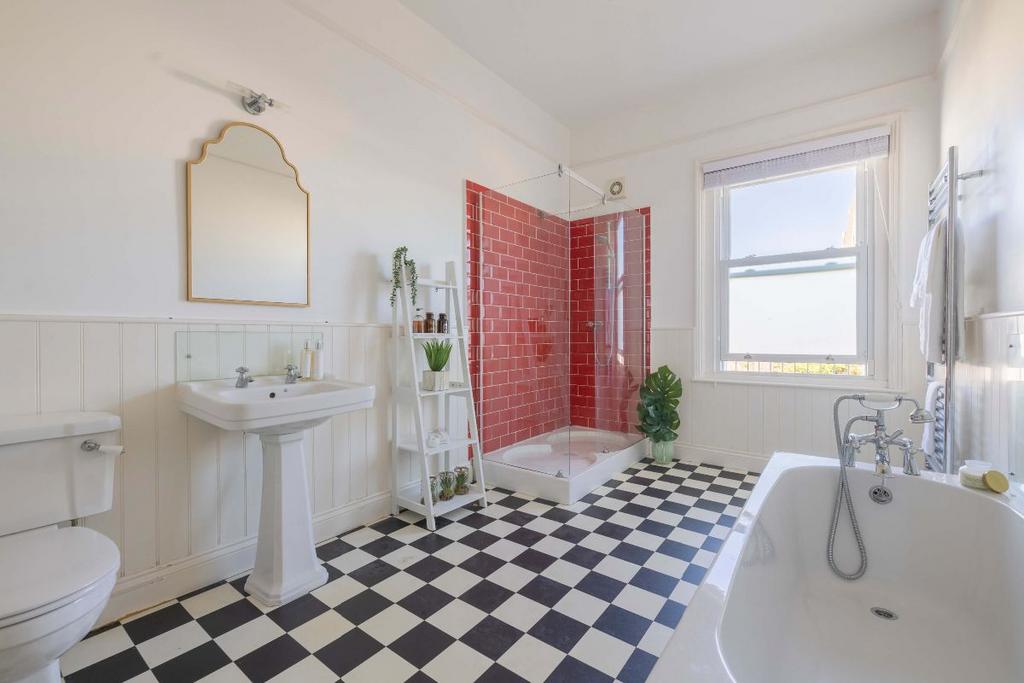 Third Floor Family Bathroom