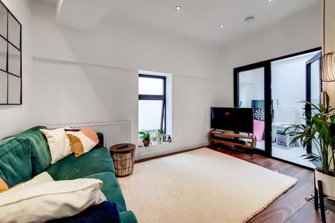 2 bedroom apartment to rent, London SW12