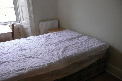 3 bedroom flat to rent, Buccleuch Terrace, Edinburgh, EH8