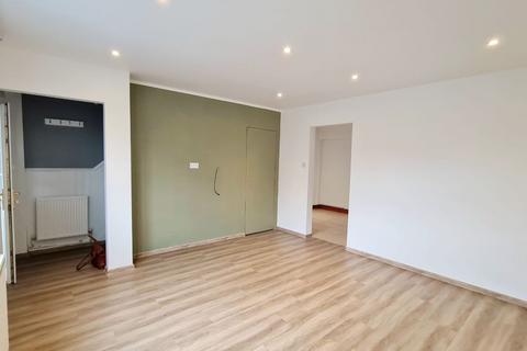 3 bedroom terraced house to rent, Laburnum Crescent, Kettering