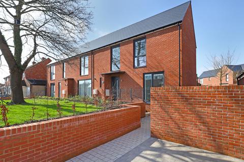 3 bedroom semi-detached house to rent, Willingale Road, Essex IG10