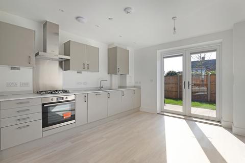 3 bedroom semi-detached house to rent, Willingale Road, Essex IG10
