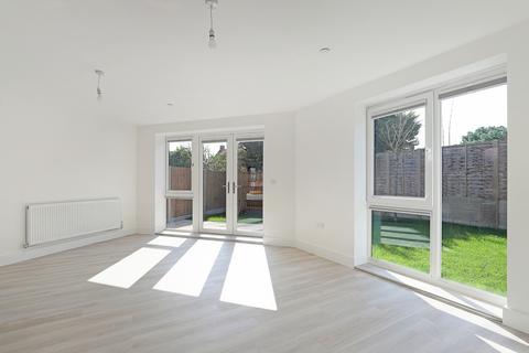 3 bedroom semi-detached house to rent, Willingale Road, Essex IG10