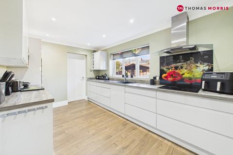 4 bedroom detached house for sale, Lauras Close, St. Neots PE19