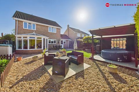 4 bedroom detached house for sale, Lauras Close, St. Neots PE19