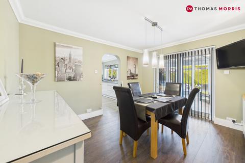 4 bedroom detached house for sale, Lauras Close, St. Neots PE19