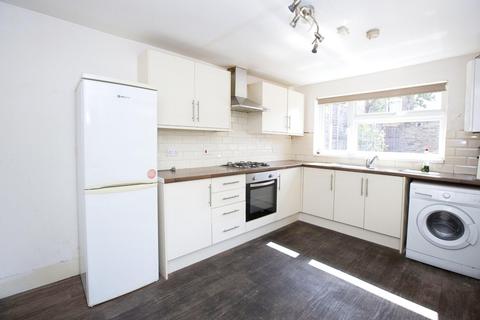 3 bedroom terraced house to rent, Avenons Road, London E13