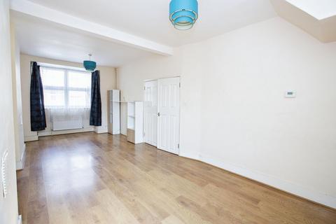 3 bedroom terraced house to rent, Avenons Road, London E13