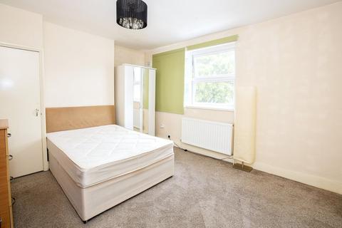 3 bedroom terraced house to rent, Avenons Road, London E13