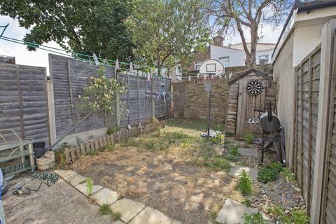 3 bedroom terraced house to rent, Avenons Road, London E13