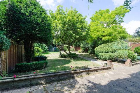 5 bedroom detached house to rent, Catlins Lane, Pinner, HA5